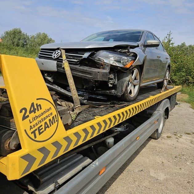 tralas veža lengvąjį automobilį po eismo įvykio