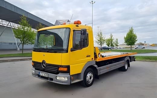 Tralas su lengvuoju automobiliu